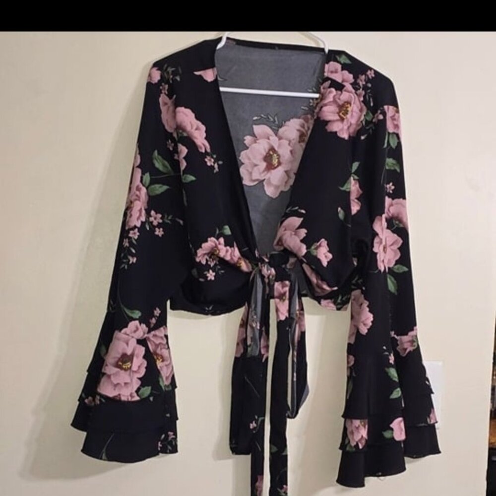 Women's Plus Black and Floral Wrap Crop Top 3x